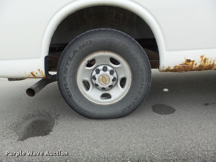 image for item DC7444 2003 Chevrolet Express 3500 van