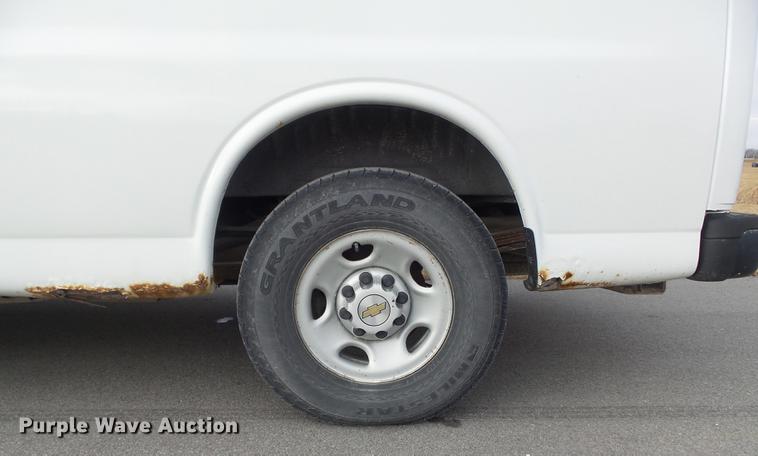 image for item DC7444 2003 Chevrolet Express 3500 van