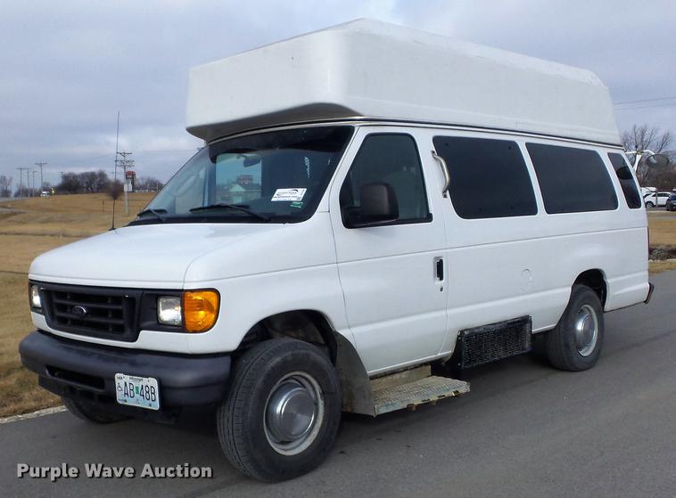 image for item DC7445 2006 Ford E350 Super Duty van