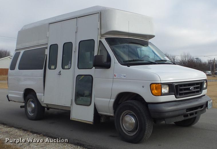 image for item DC7445 2006 Ford E350 Super Duty van