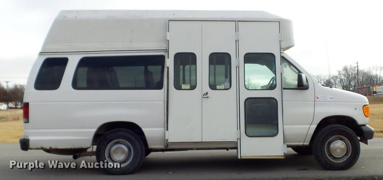 image for item DC7445 2006 Ford E350 Super Duty van