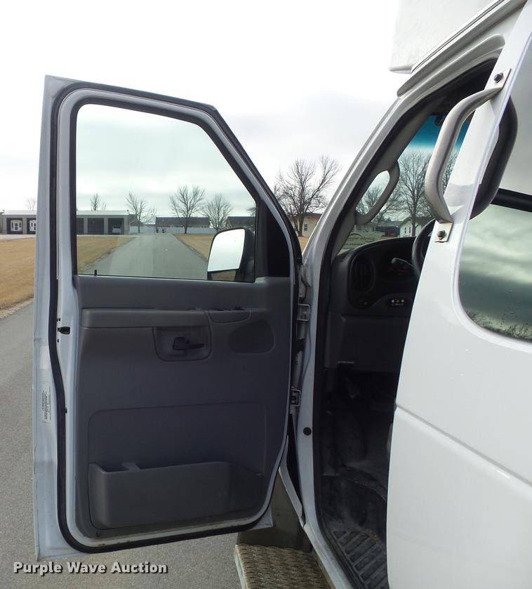 image for item DC7445 2006 Ford E350 Super Duty van