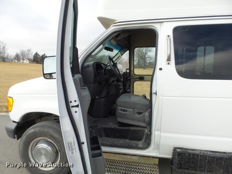 image for item DC7445 2006 Ford E350 Super Duty van