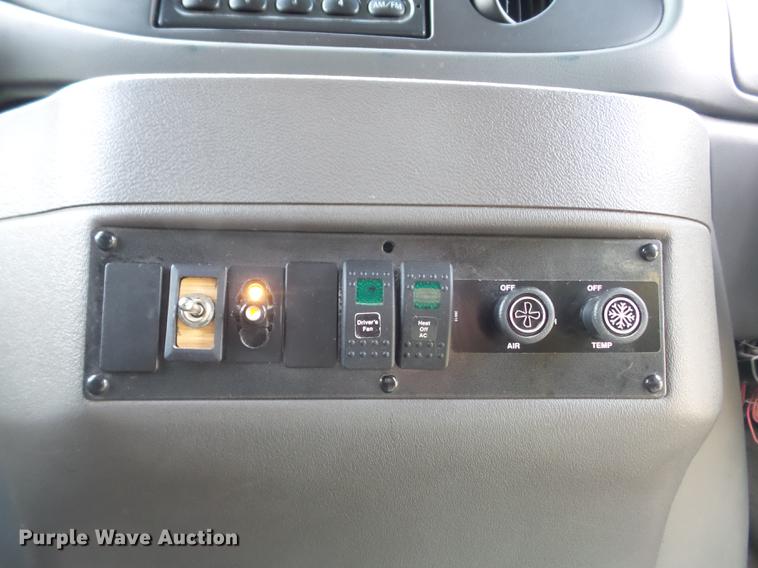 image for item DC7445 2006 Ford E350 Super Duty van