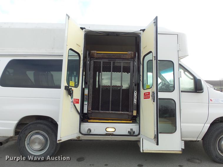 image for item DC7445 2006 Ford E350 Super Duty van