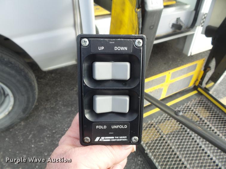 image for item DC7445 2006 Ford E350 Super Duty van