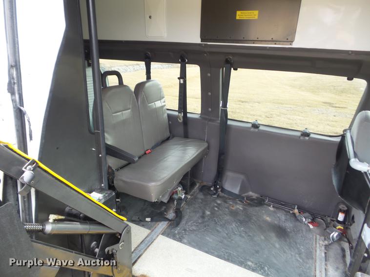 image for item DC7445 2006 Ford E350 Super Duty van