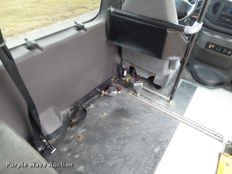 image for item DC7445 2006 Ford E350 Super Duty van
