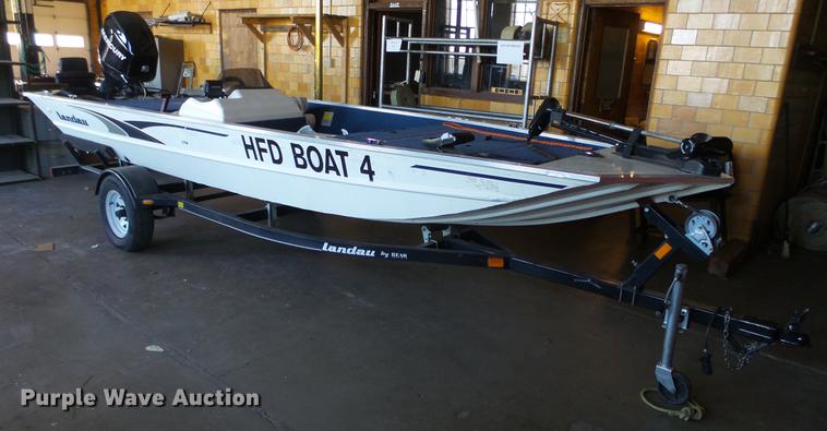 image for item EF9379 2000 Landau 175 boat