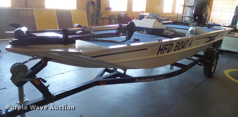 image for item EF9379 2000 Landau 175 boat