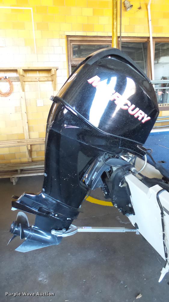 image for item EF9379 2000 Landau 175 boat