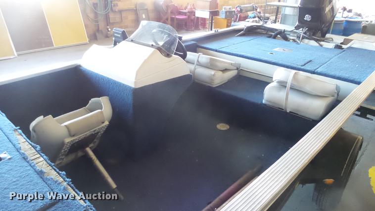 image for item EF9379 2000 Landau 175 boat