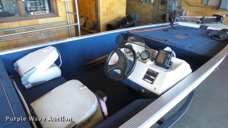 image for item EF9379 2000 Landau 175 boat