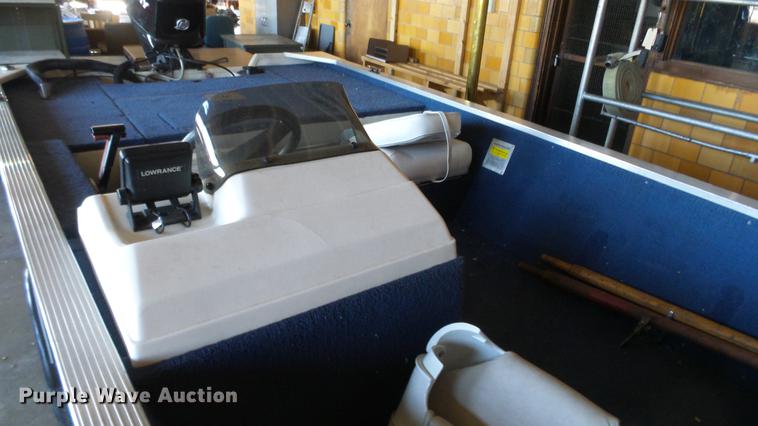 image for item EF9379 2000 Landau 175 boat