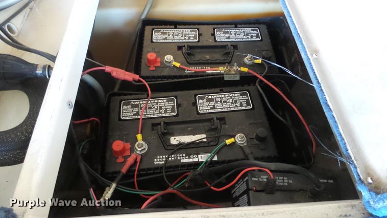 image for item EF9379 2000 Landau 175 boat