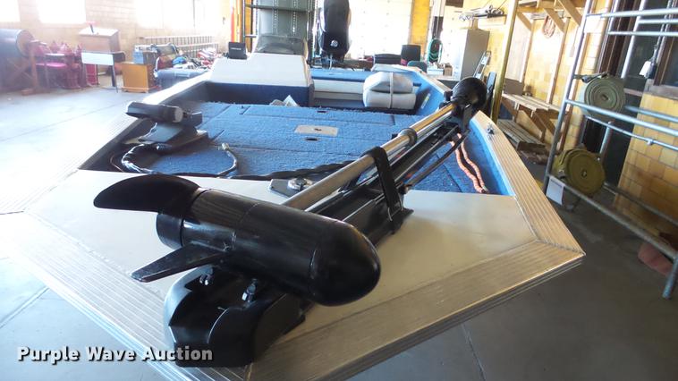 image for item EF9379 2000 Landau 175 boat