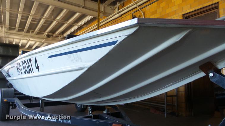 image for item EF9379 2000 Landau 175 boat