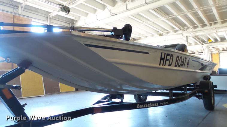 image for item EF9379 2000 Landau 175 boat