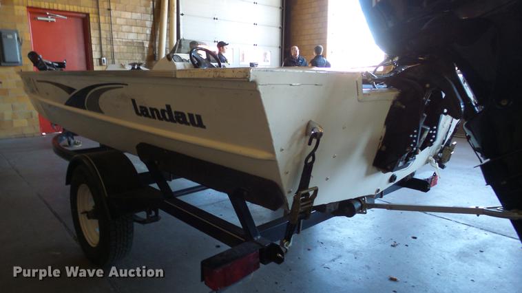 image for item EF9379 2000 Landau 175 boat