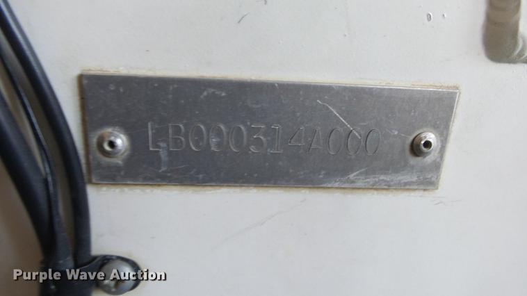 image for item EF9379 2000 Landau 175 boat