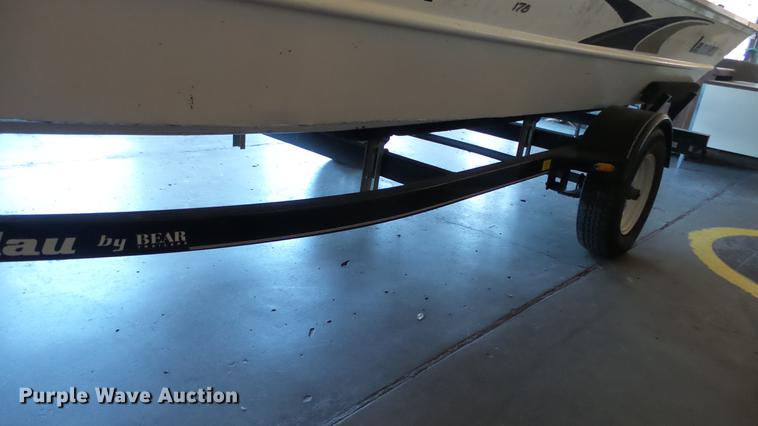 image for item EF9379 2000 Landau 175 boat