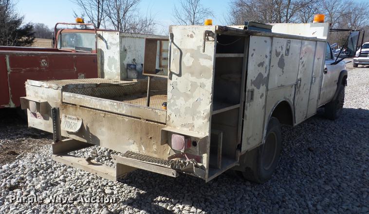 image for item EI9755 2003 Chevrolet Silverado 3500 pickup truck
