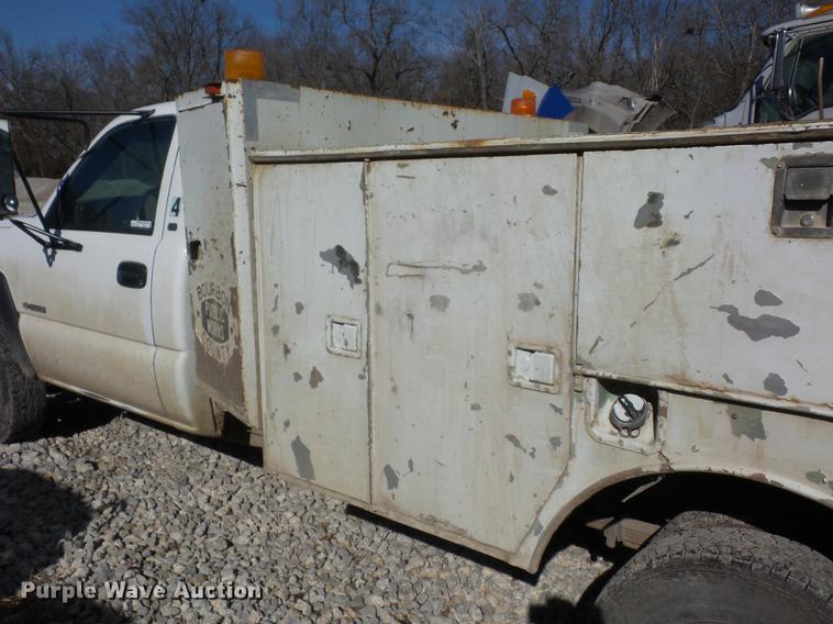 image for item EI9755 2003 Chevrolet Silverado 3500 pickup truck