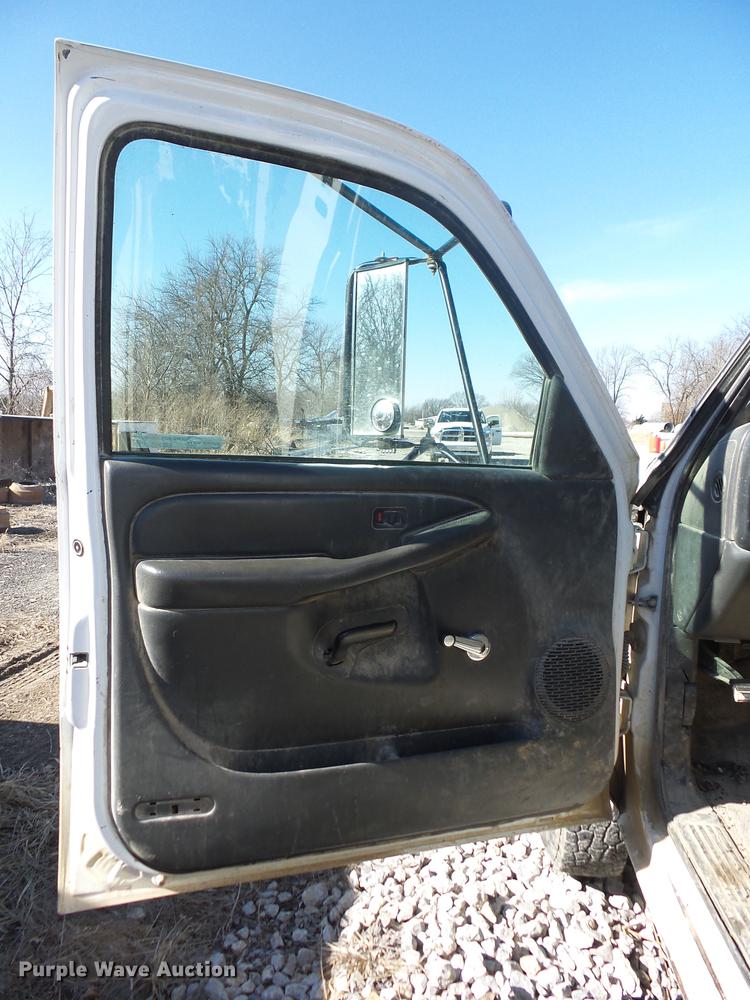 image for item EI9755 2003 Chevrolet Silverado 3500 pickup truck