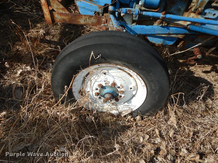 image for item J5529 1972 Ford tractor