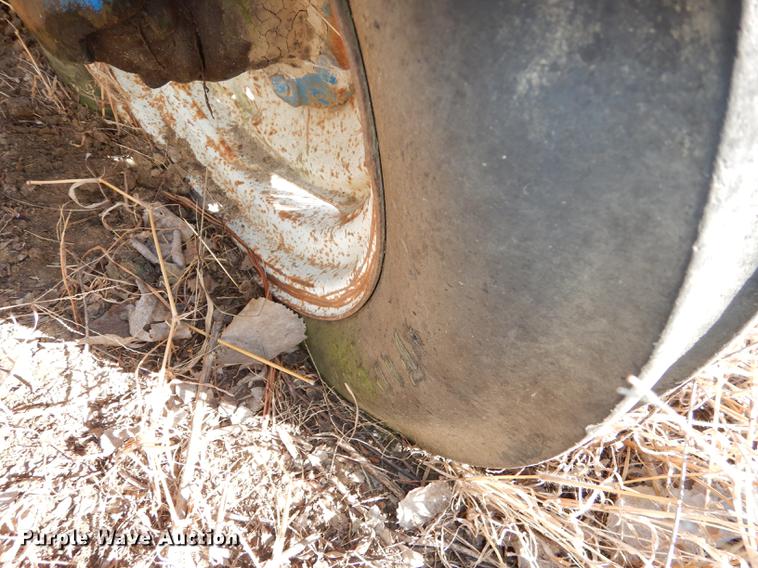 image for item J5529 1972 Ford tractor