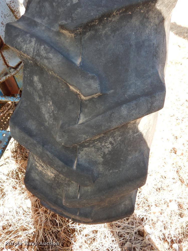 image for item J5529 1972 Ford tractor