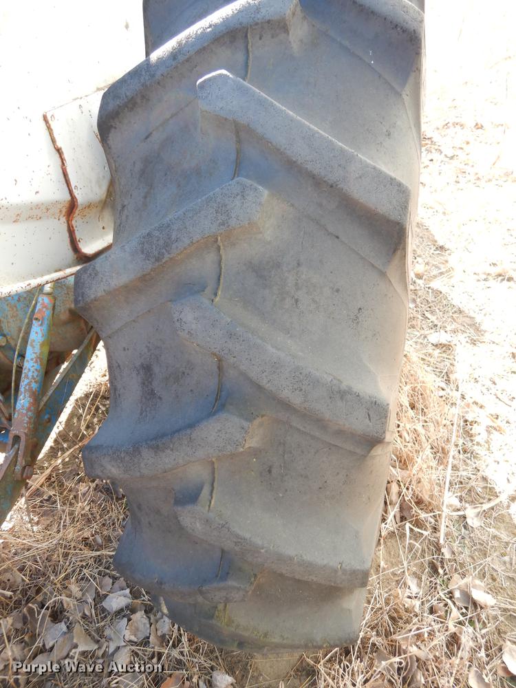 image for item J5529 1972 Ford tractor