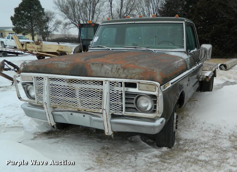 image for item DB6672 1975 Ford F350 flatbed pickup truck