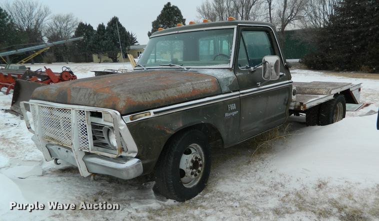 image for item DB6672 1975 Ford F350 flatbed pickup truck