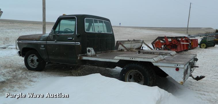 image for item DB6672 1975 Ford F350 flatbed pickup truck