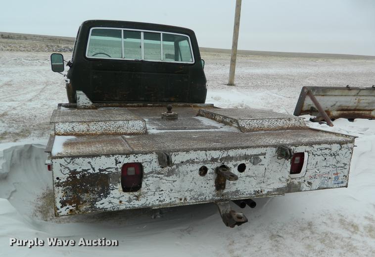 image for item DB6672 1975 Ford F350 flatbed pickup truck