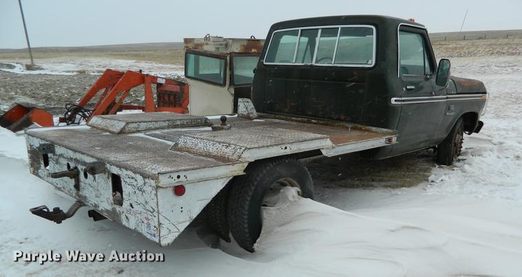 image for item DB6672 1975 Ford F350 flatbed pickup truck