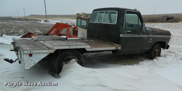 image for item DB6672 1975 Ford F350 flatbed pickup truck