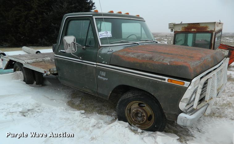 image for item DB6672 1975 Ford F350 flatbed pickup truck
