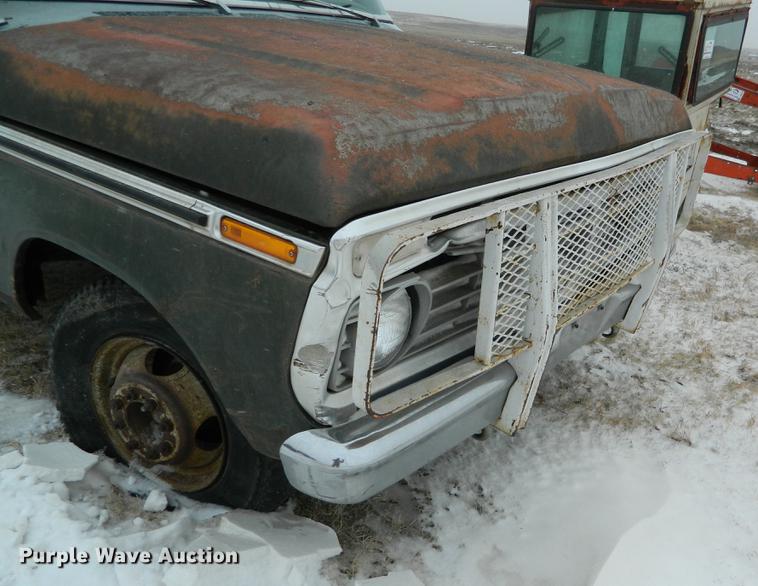 image for item DB6672 1975 Ford F350 flatbed pickup truck