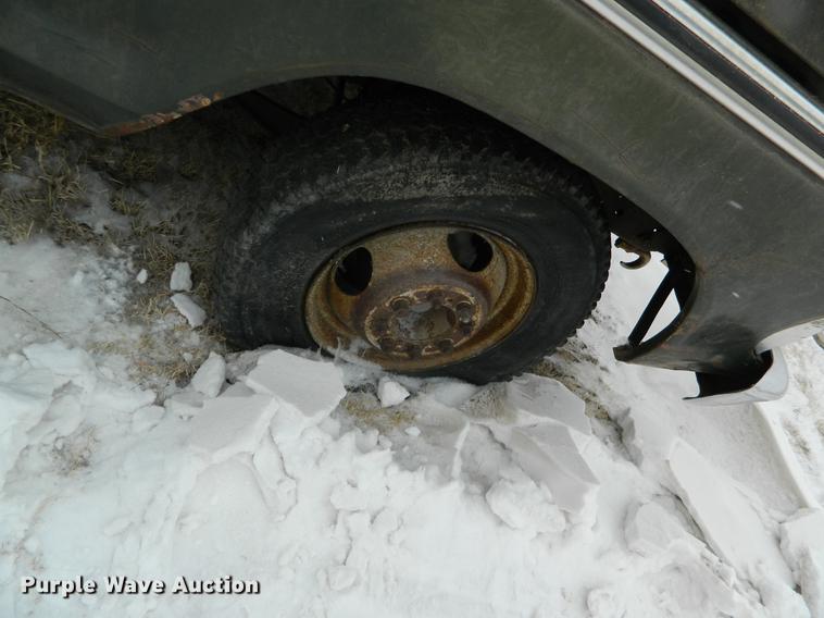 image for item DB6672 1975 Ford F350 flatbed pickup truck