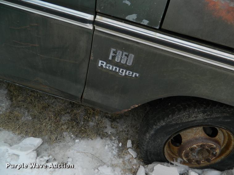 image for item DB6672 1975 Ford F350 flatbed pickup truck