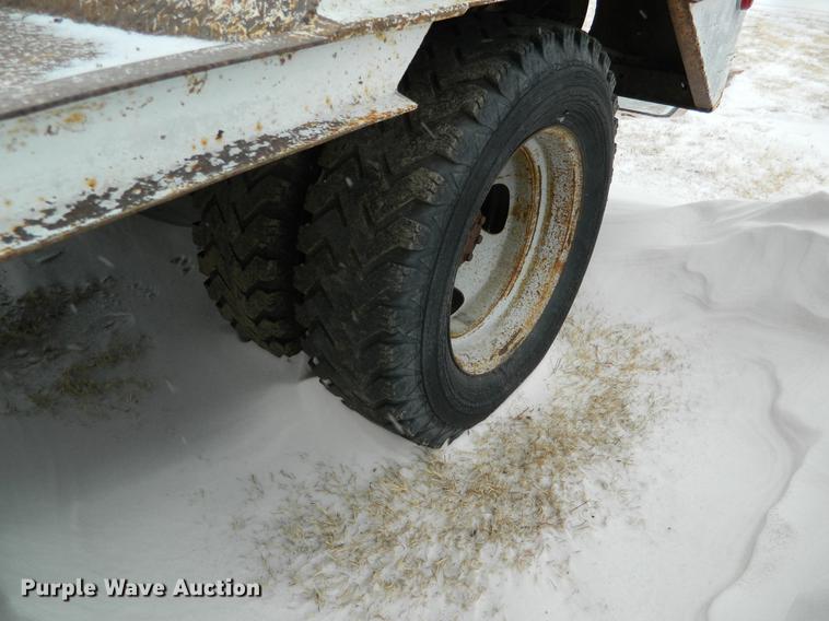 image for item DB6672 1975 Ford F350 flatbed pickup truck