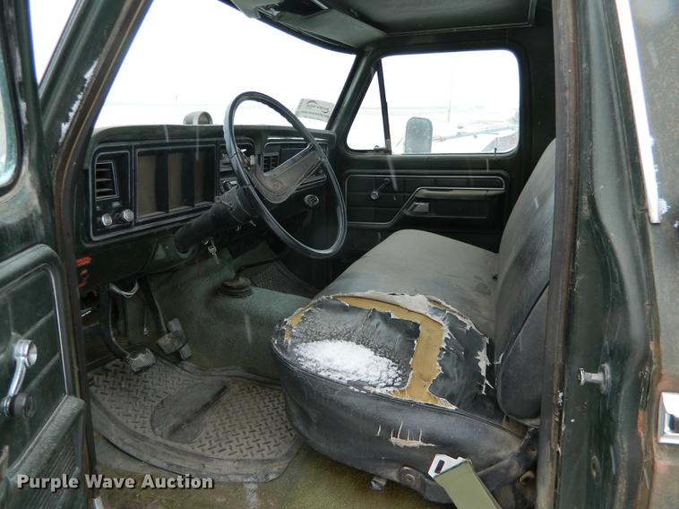 image for item DB6672 1975 Ford F350 flatbed pickup truck