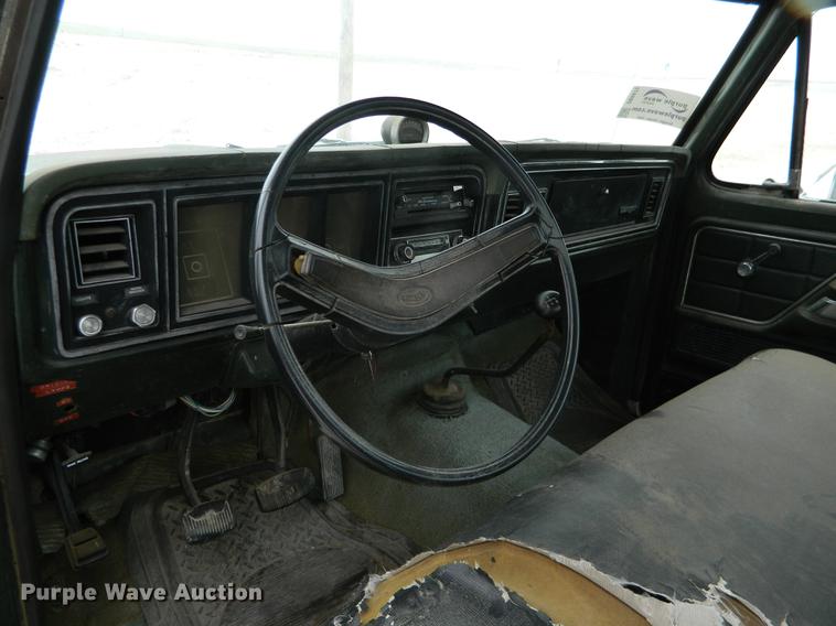 image for item DB6672 1975 Ford F350 flatbed pickup truck