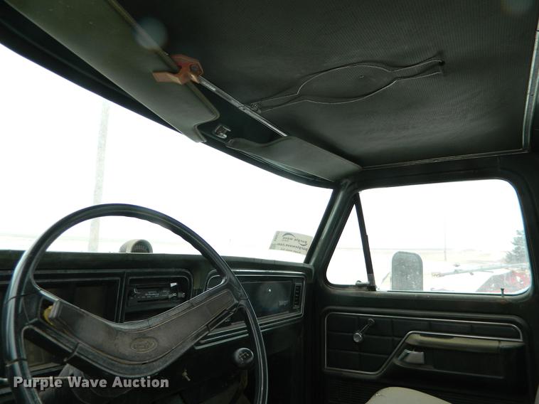 image for item DB6672 1975 Ford F350 flatbed pickup truck