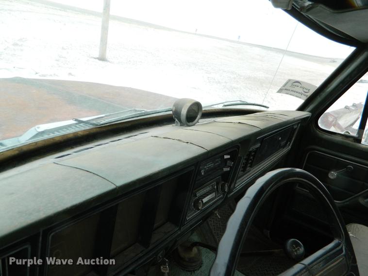 image for item DB6672 1975 Ford F350 flatbed pickup truck