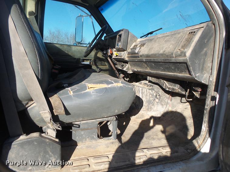 image for item DB7290 1999 GMC C6500 truck cab and chassis