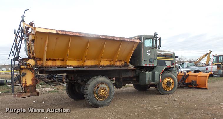 image for item DB8036 1988 Oshkosh T2206 flatbed truck