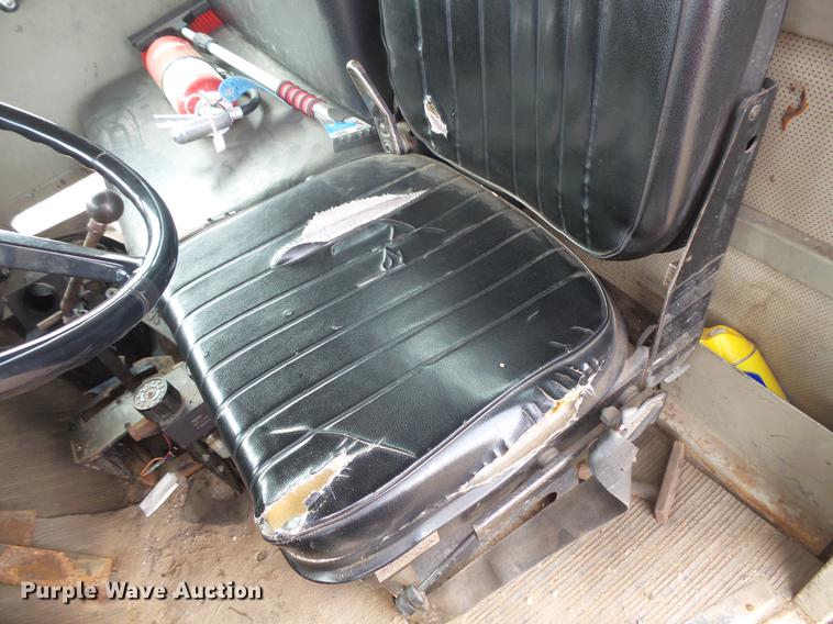 image for item DB8036 1988 Oshkosh T2206 flatbed truck